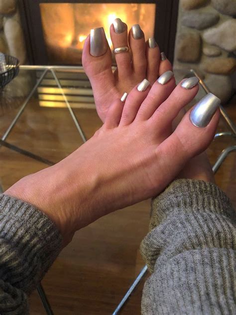 Casual Toejob With Long Nails – QueenYesseniasFeet 